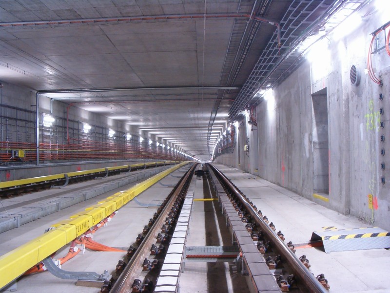 Tunel mezi LA a KB